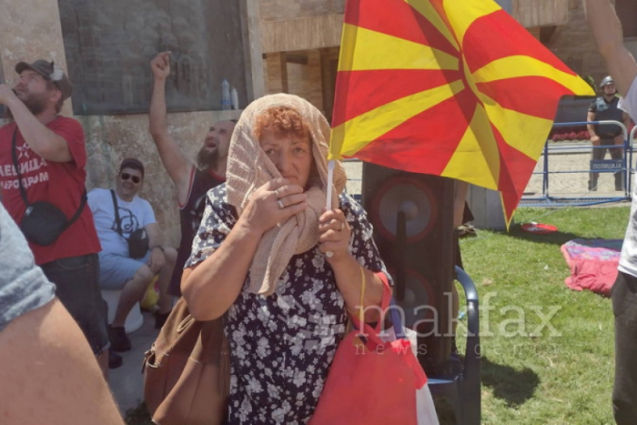 Немој Стево, деца имаме, ќе загинам за Македонија, му се обрати на Пендаровски жена која протестира пред Собрание