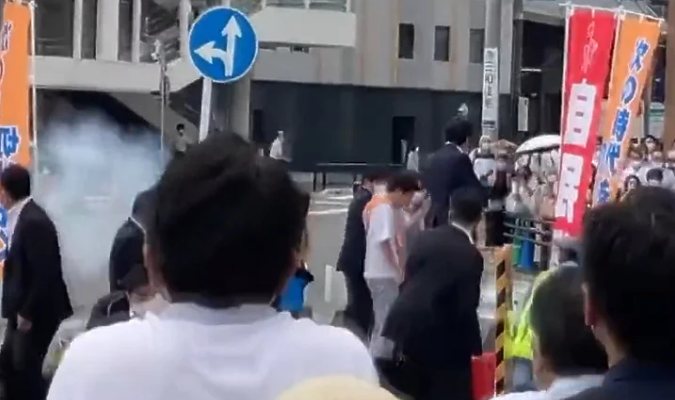 Објавена снимка од пукањето врз поранешниот јапонски премиер, напаѓачот му пришол одзади
