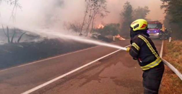 Драма во Словенија: Пожарникари биле опколени од оган, ги спасил канадер