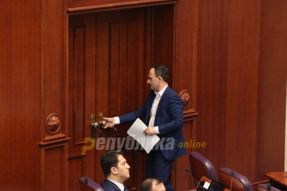 Митрески до пратениците на ВМРО-ДПМНЕ: Нека преспијат и нека се променат