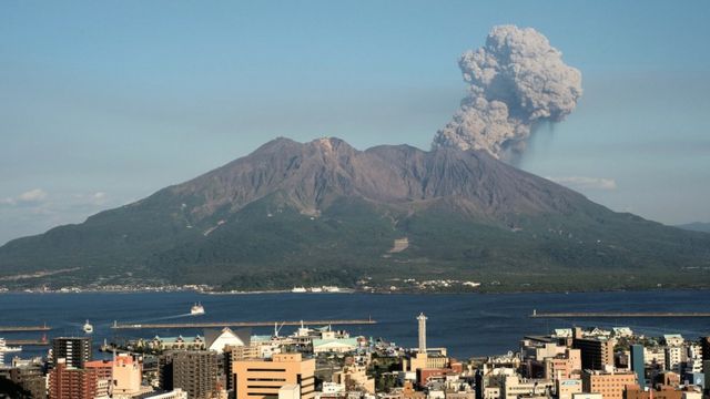 Неверојатни фотографии од ерупцијата на вулканот Сакурајима на јапонскиот остров Кјушу
