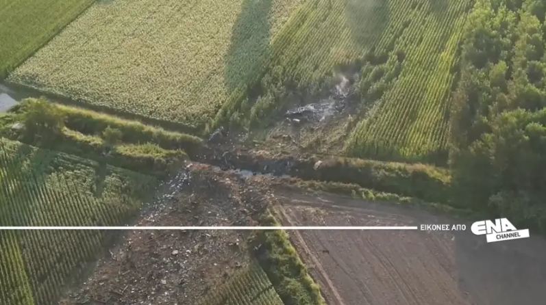 Авионот целосно „исчезнал“ во полињата кај Кавала: Неверојатни снимки од дрон од местото на несреќата