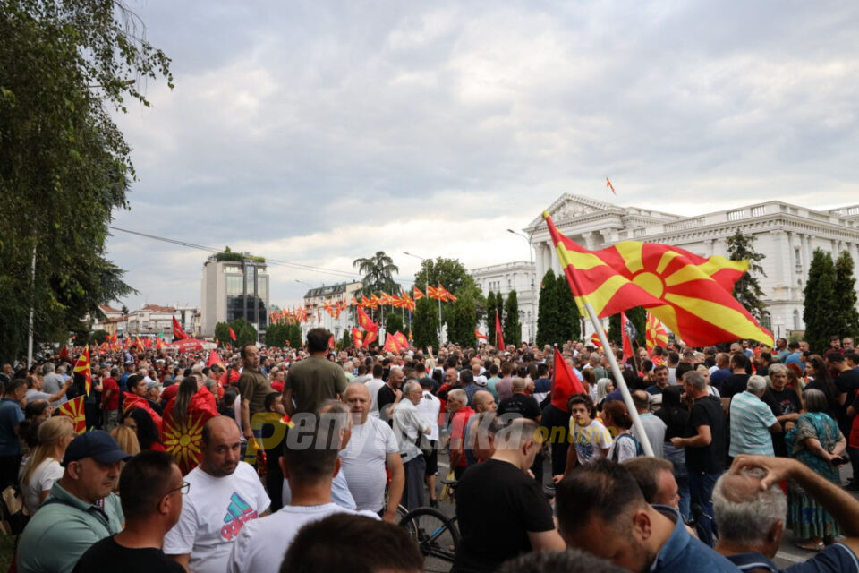 Скендеровски: Нека стават прст на чело тие што не излегоа на протести