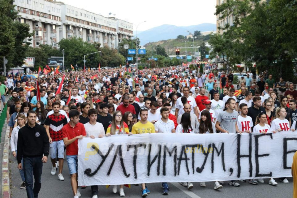Народот во Македонија со денови масовно и достоинствено вели НЕ на Ултиматумот, така ќе биде и денеска