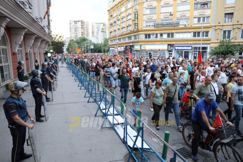 Пoлиција врие, но протестниот марш е без инциденти, учесниците стигнаа пред Собрание