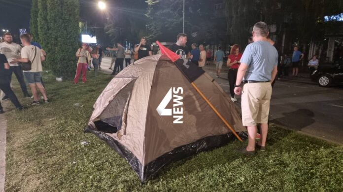 Поставени шатори, граѓаните вечерва остануваат пред Влада