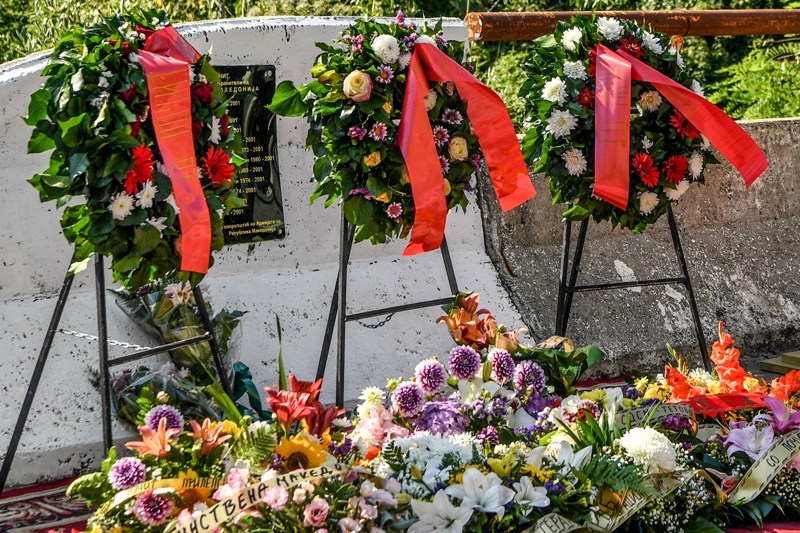 21 година од засегата кај Карпалак, владини претставници положија цвеќе