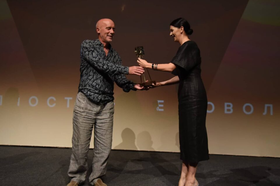 Златна „Камера 300“ на „Браќа Манаки“ за Рубен Импенс за филмот „Осум планини“