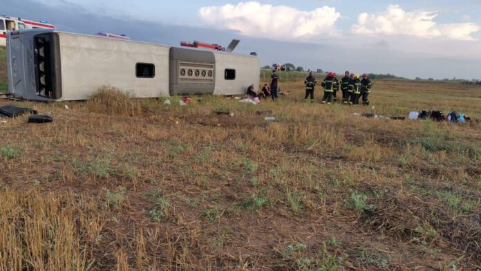 Се преврте автобус во Србија – возачот загина, 24 лица се повредени