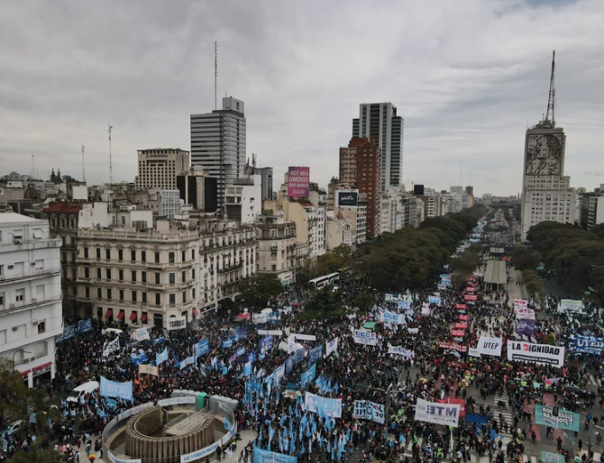 Илјадници Аргентинци излегоа на протест барајќи повисоки плати