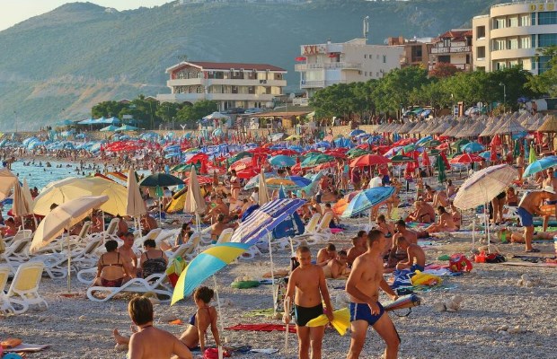 Црногорците се жалат за лошата сезона: Србите веќе не се патлиџан туристи, туку паштета
