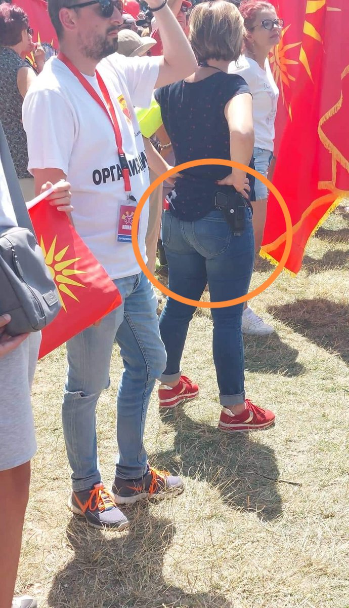 Народот со македонски знамиња е опколен со полиција во цивил