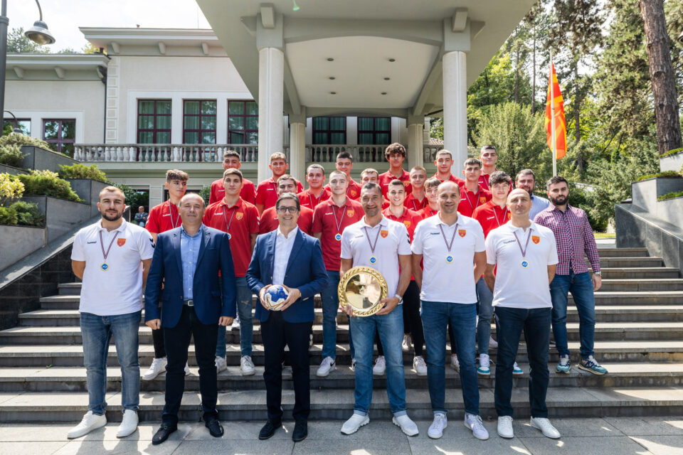 Претседателот Пендаровски ги прими ракометните кадети по триумфот на ЕХФ шампионатот во Латвија