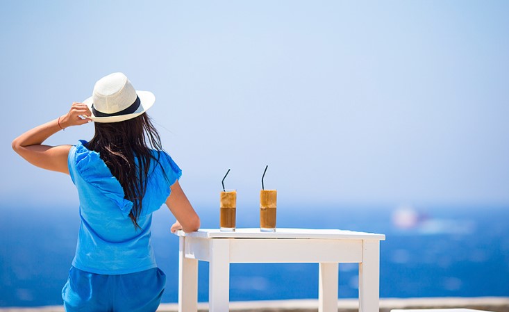 Како се прави оригиналното: Летување во Грција без Фрапе на плажа не е одмор