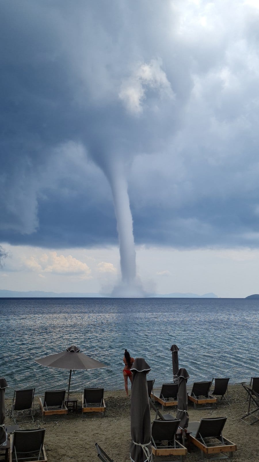 Водено торнадо на плажа во Халкидики