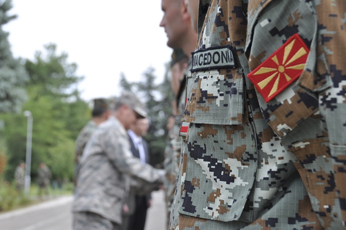 Според кој НАТО стандард СДС Арачиново регрутира професионални војници?
