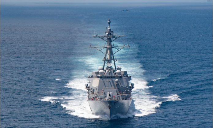 Американски воен брод и повеќе комерцијални бродови нападнати во Црвеното Море