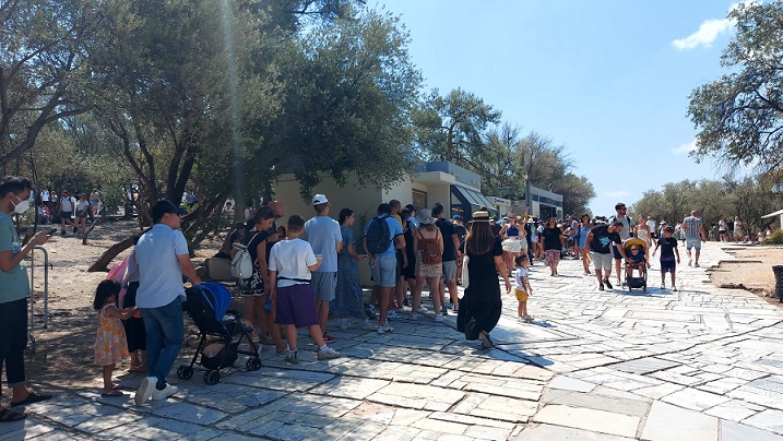 Туристите нагрнаа во Атина: На Акропол дневно има над 16.000 туристи