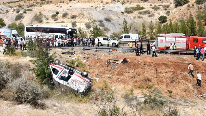 Тешка несреќа во Турција: Најмалку 16 загинати откако автобус удри во екипи кои интервенирале на друга сообраќајка