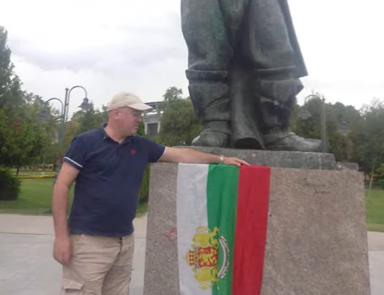 Бугарско знаме на споменикот во Градски, бугарска фондација „го исчистила Георги Делчев“
