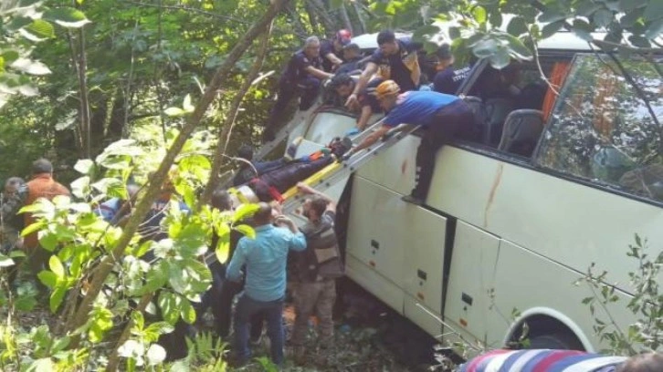 Автобус со туристи падна од карпа, најмалку 5 загинати и 38 повредени кај Бурса