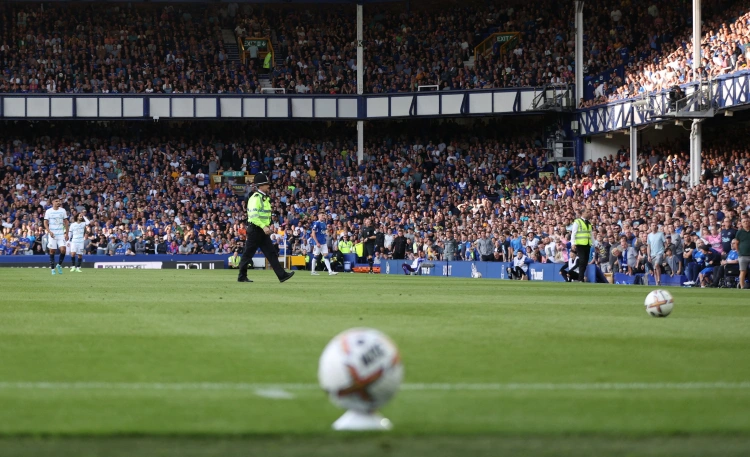 Полицаец истрча на теренот и го прекина мечот помеѓу Евертон и Челси
