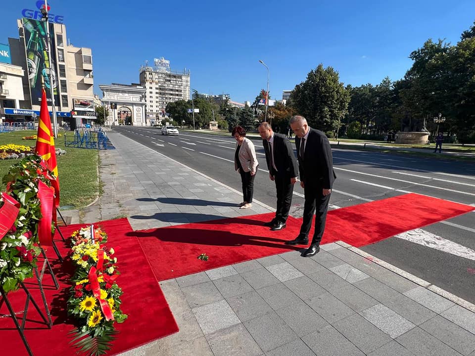 ВМРО-ДПМНЕ  положи свежо цвеќе пред спомениците на М. А. Ченто и Никола Карев во Скопје