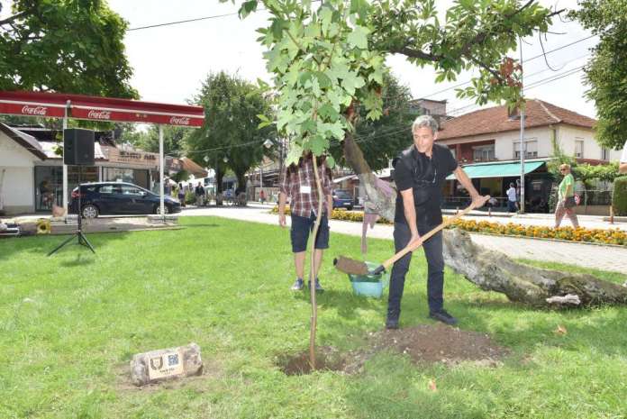 На мојот татко многу му беше жал што не е присутен физички, но со срцето е овде, рече синот на лауреатот на СВП, Кенсаку Таникава кој засади дрво во „Паркот на поезијата“