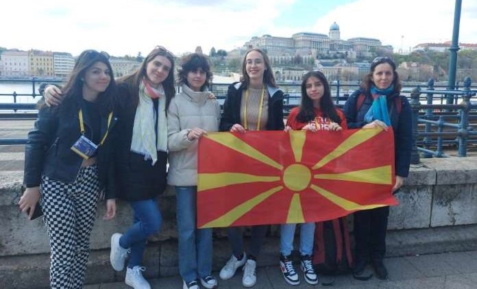 Емилија Николовска сонува да ја открива вселената: Донесе бронза за Македонија на Светска олимпијада по физика