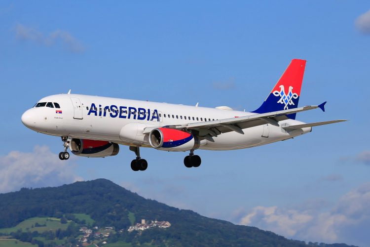 Српски авион принудно слета во Црна Гора, патниците во паника
