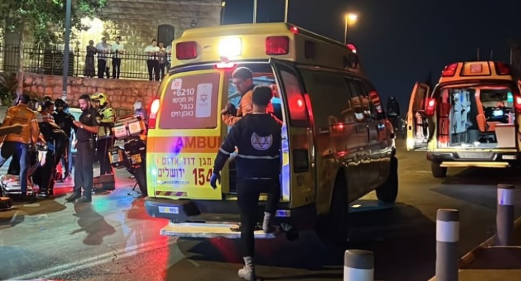 Напаѓач со нож тешко рани двајца полицајци во Ерусалим