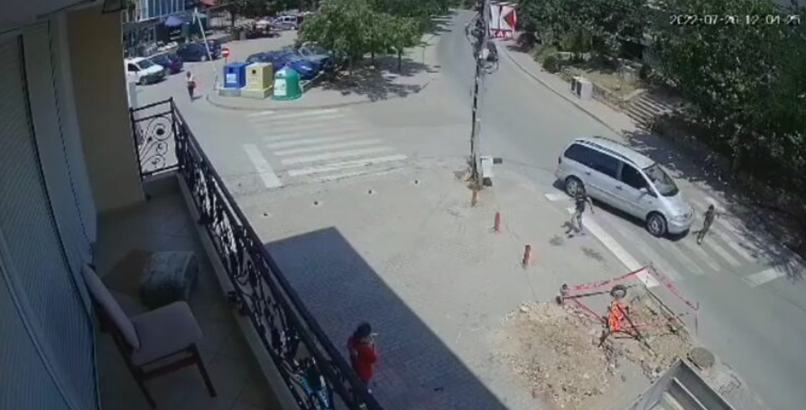 Возач во Штип удри дете на пешачки па избега (Вознемирувачко видео)