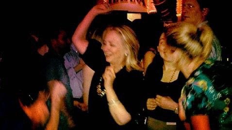 Хилари Клинтон објави фотографија на која танцува и ја поддржа финската премиерка