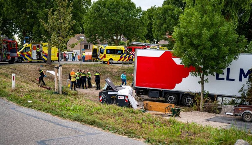 Тројца загинати во Холандија откако камион излетал од патот и удрил во луѓе собрани на скара
