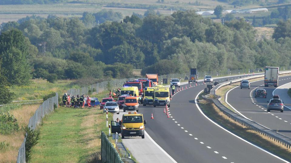 Најмалку 11 загинати, над 30 повредени откако рано утрово автобус излета од автопат во Хрватска