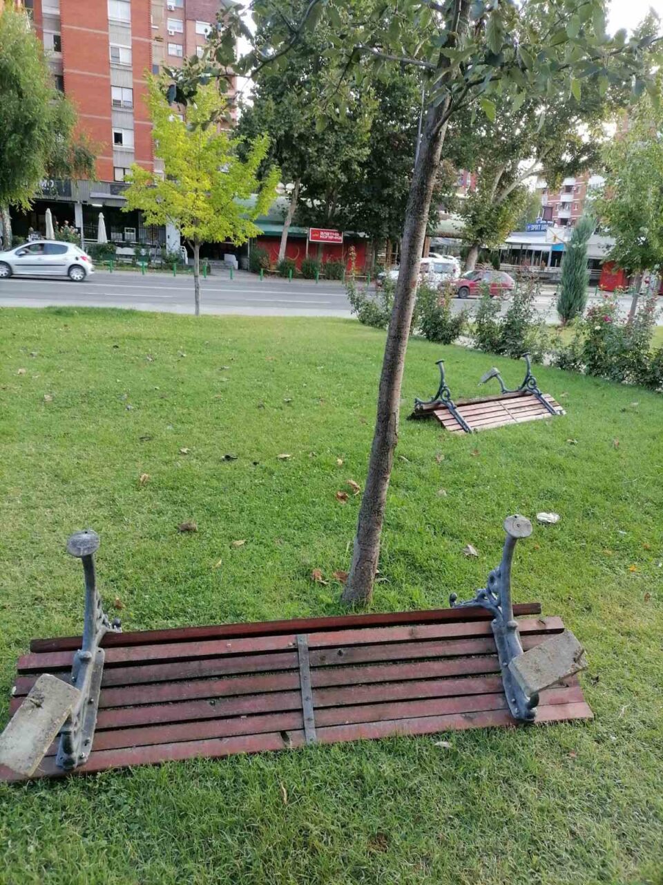 Откорнати и искршени клупите во паркот Македонија