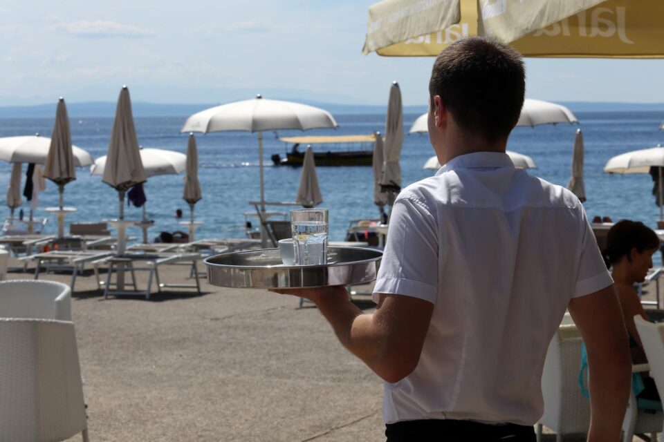 Директор од Прилеп зел неплатен одмор за да работи како келнер во Хрватска, ги оставил вработените без плата
