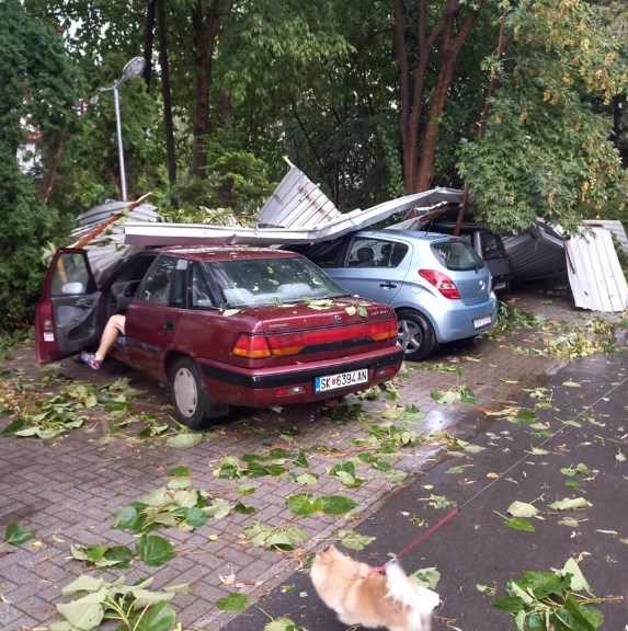 Оштетени три автомобили: Во Козле се откорна покрив