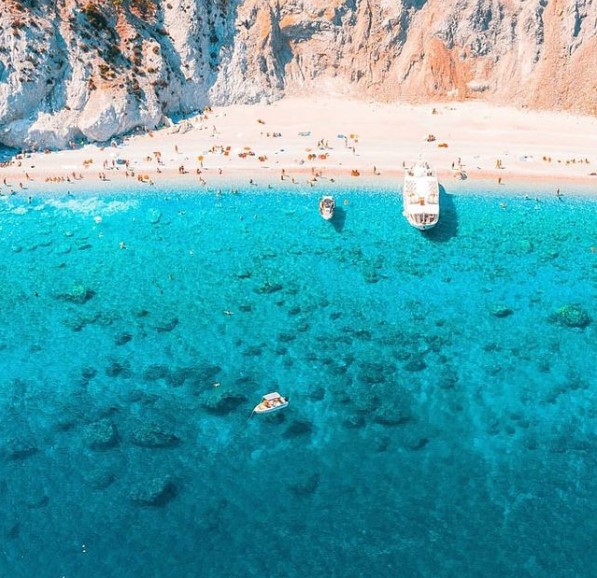 Бајковита грчка плажа на која се стига само со чамец, а во која е строго забрането да го правите ова