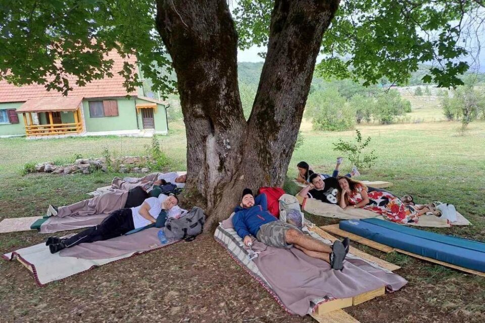 Се „убија“ од лежење: Црногорците го соборуваат рекордот во денгубење