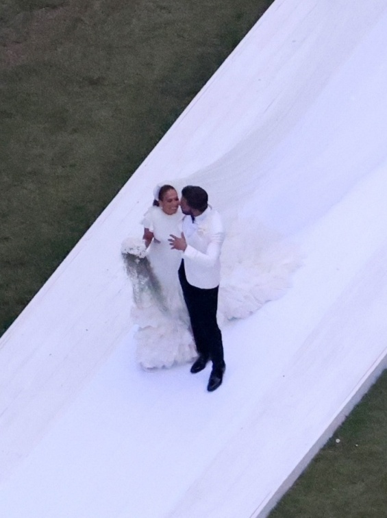Блеска во венчаница од Ралф Лорен: Први фотографии од свадбата на Џенифер Лопез со Бен Афлек