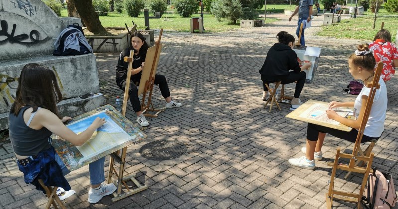 Mлади уметници сликаа пред МОН за поддршка на „Монмартр“