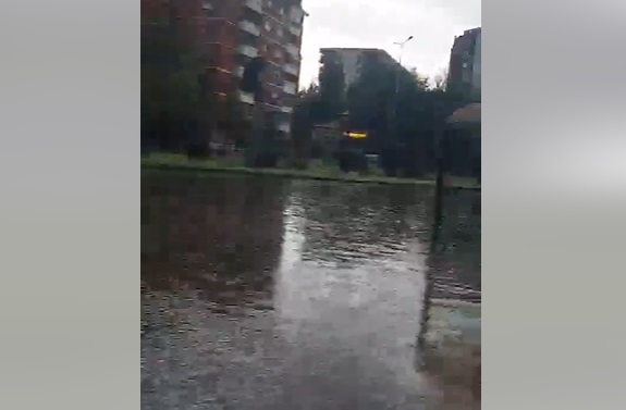 „Јане Сандански“ претворен во река, поплави во скопски Аеродром