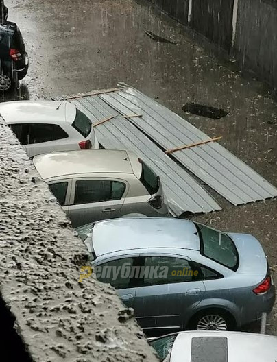 Осигурителните компании не покриваат вакви случаи: Кров од зграда во Карпош се заби во автомобил
