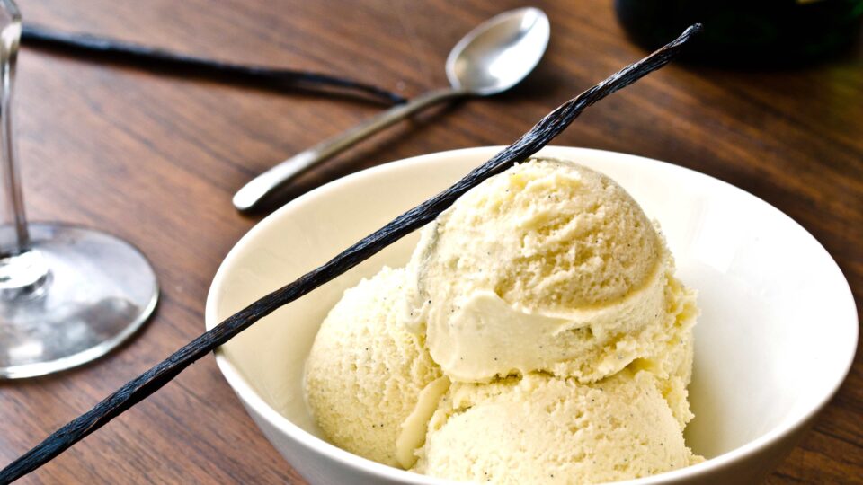 Самите подгответе вкусен, кремаст, домашен сладолед од ванила за топлите денови