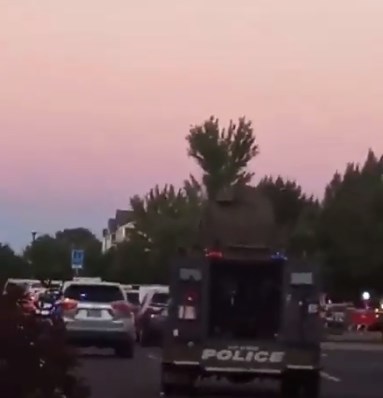 Три лица застрелани во трговски центар во Орегон