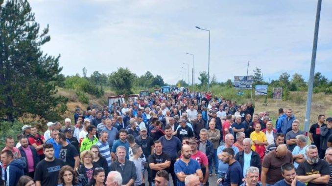 Мирен протест на овоштарите од Преспа, бараат исплата на околу 4,5 милиони евра