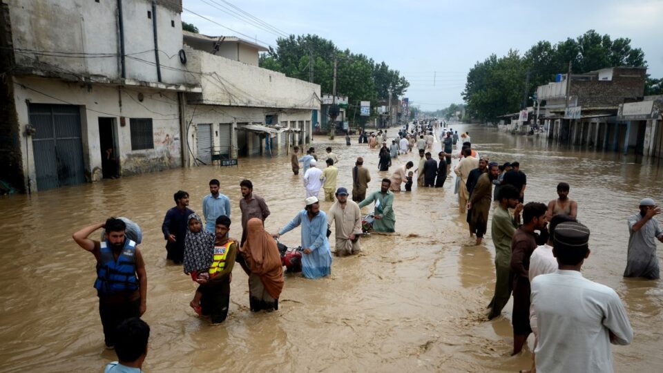 Пакистан моли за дополнителна меѓународна помош за справување со поплавите
