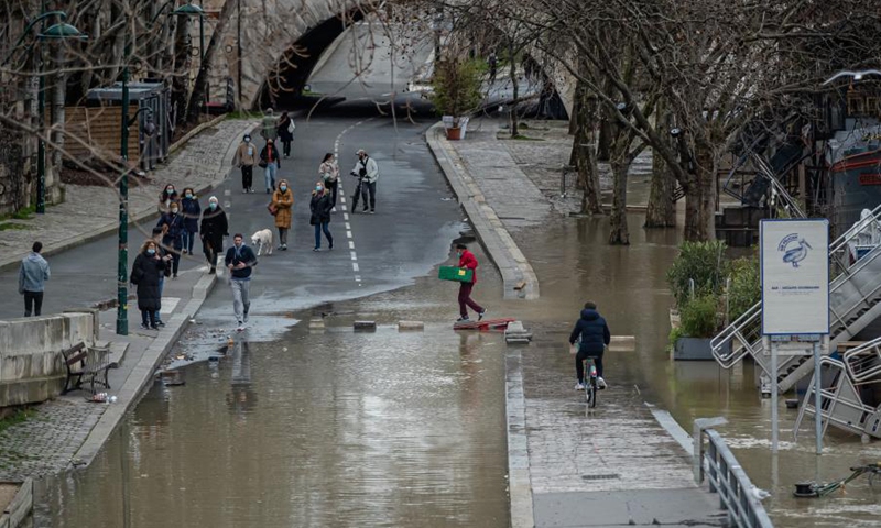 Обилните дождови во Париз поплавија улици и метро станици и го нарушија сообраќајот