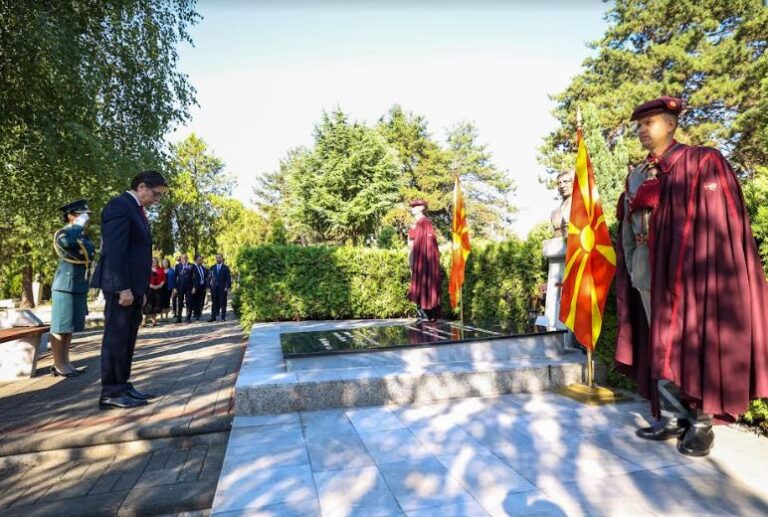 Пендаровски положи цвеќе пред Споменикот на паднатите борци од НОБ